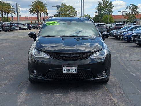 Used 2018 Chrysler Pacifica Limited image 2