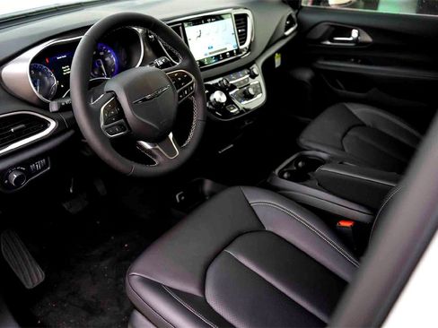 New 2026 Chrysler Voyager LX image 10