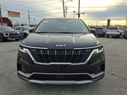 Used 2022 Kia Carnival EX image 2