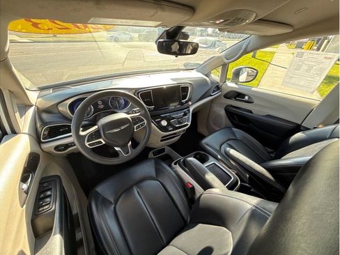 Used 2023 Chrysler Pacifica Touring-L FWD image 13