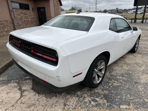 Used 2016 Dodge Challenger SXT image 9