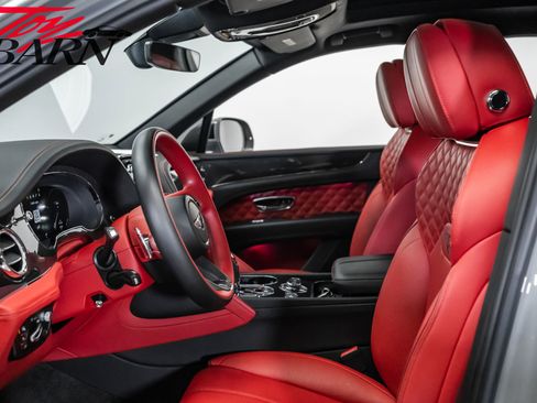 Used 2022 Bentley Bentayga image 27