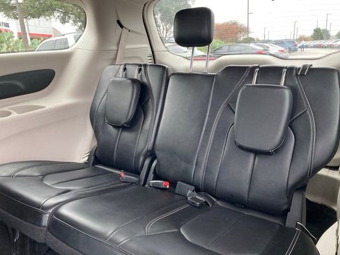 Used 2023 Chrysler Pacifica Touring-L image 12