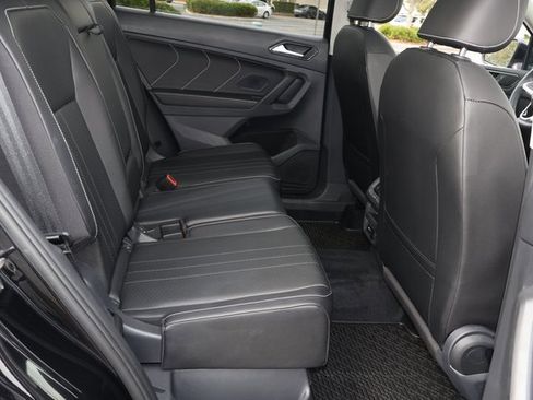 Certified 2022 Volkswagen Tiguan SE w/ Panoramic Sunroof Package image 17