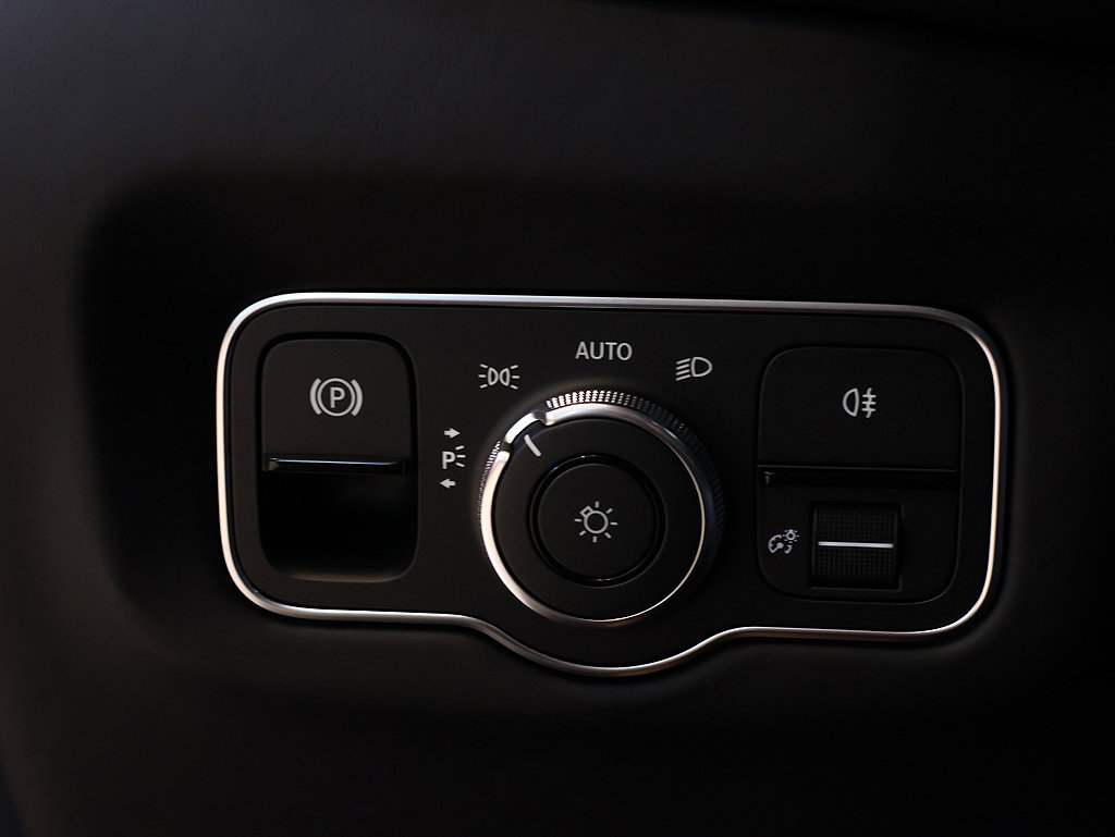 Used 2023 Aston Martin V12 Vantage RWD image 99