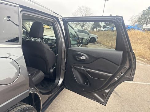 Used 2016 Jeep Cherokee Latitude w/ Cold Weather Group image 19