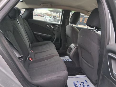 Used 2015 Chrysler 200 Limited image 9