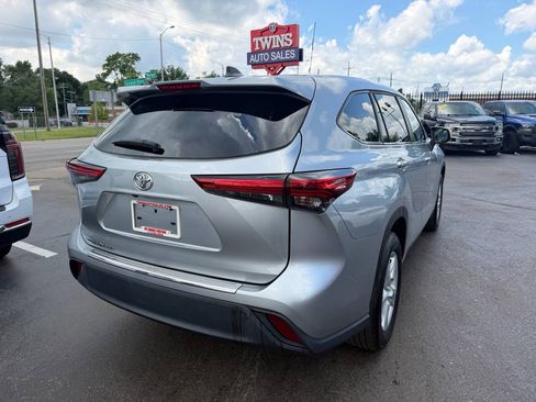 Used 2023 Toyota Highlander L FWD image 5