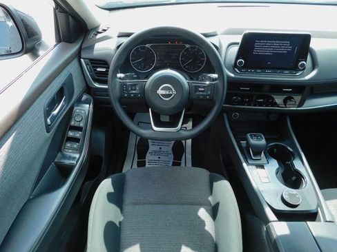 Used 2023 Nissan Rogue SV image 2