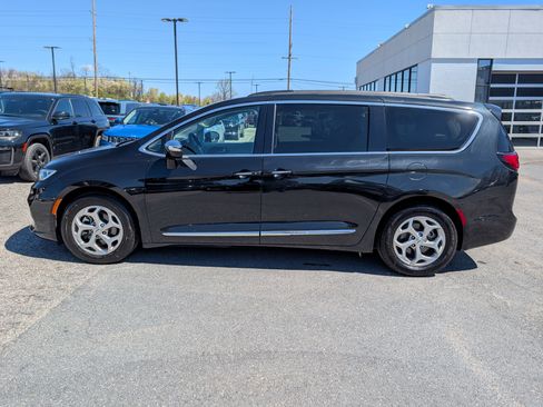Used 2023 Chrysler Pacifica Limited image 2