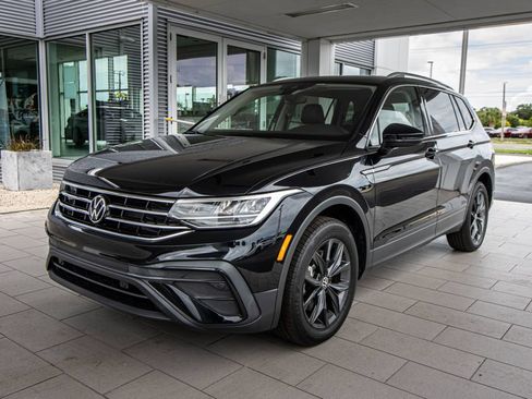 Certified 2024 Volkswagen Tiguan SE FWD image 10