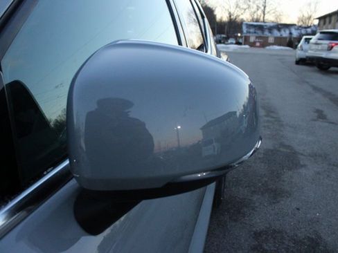 Used 2025 Volvo XC40 B5 Plus image 5