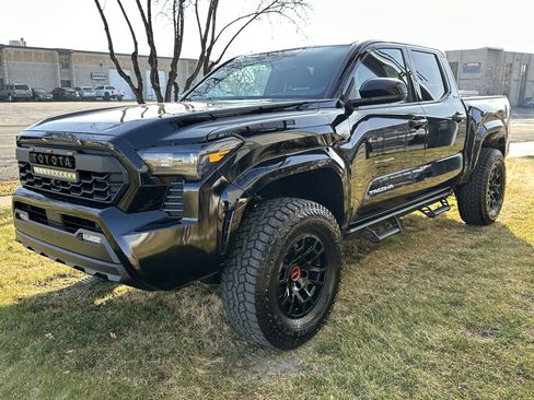 Used 2025 Toyota Tacoma SR5 image 11