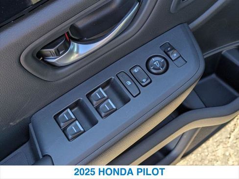 New 2025 Honda Pilot Touring image 13