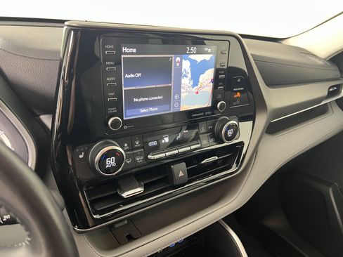 Used 2022 Toyota Highlander XLE image 30