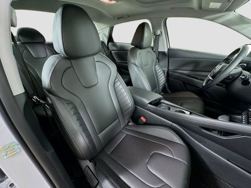 Certified 2025 Hyundai Elantra Limited image 30