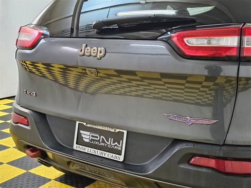 Used 2017 Jeep Cherokee Trailhawk image 13