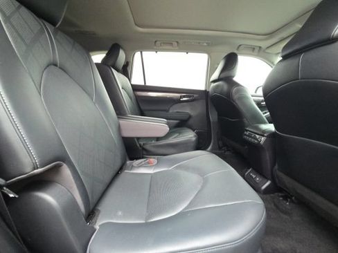 Used 2023 Toyota Highlander Platinum FWD image 15