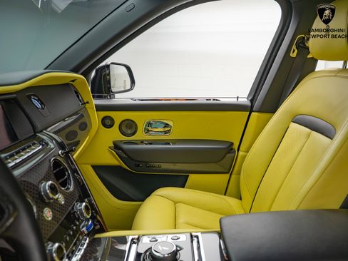 Used 2022 Rolls-Royce Cullinan Black Badge w/ Dark Exterior Package image 38