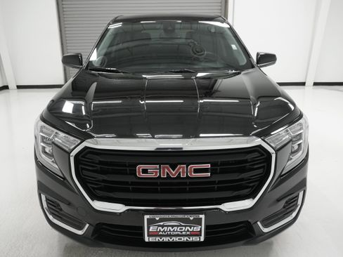 Used 2023 GMC Terrain SLE image 2