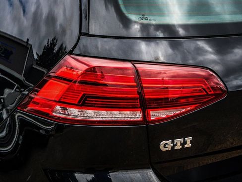 Used 2018 Volkswagen GTI SE FWD image 8