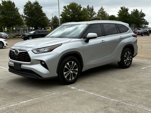 Used 2020 Toyota Highlander XLE FWD image 21