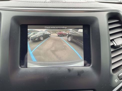 Used 2019 Jeep Cherokee Latitude w/ Popular Appearance Group image 25