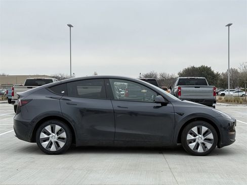 Used 2024 Tesla Model Y Long Range image 3