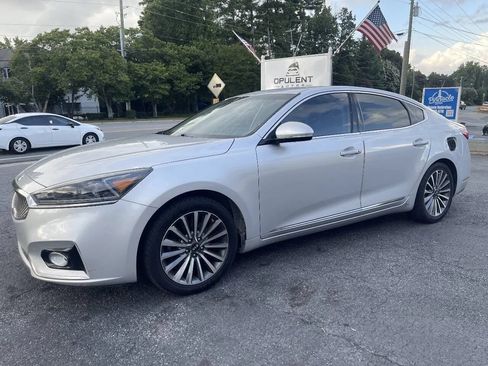 Used 2017 Kia Cadenza Premium w/ Luxury Package FWD image 4