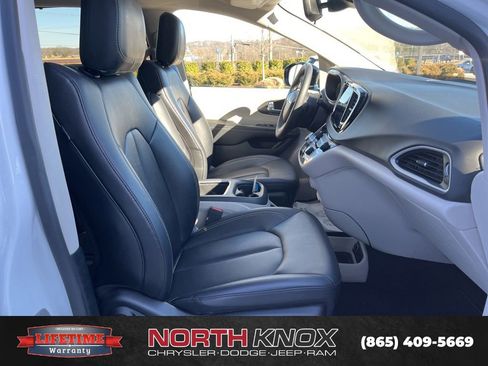 Used 2024 Chrysler Pacifica Touring-L image 24