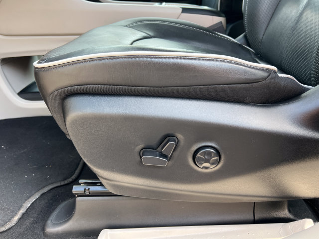 Used 2024 Chrysler Pacifica Limited FWD image 13