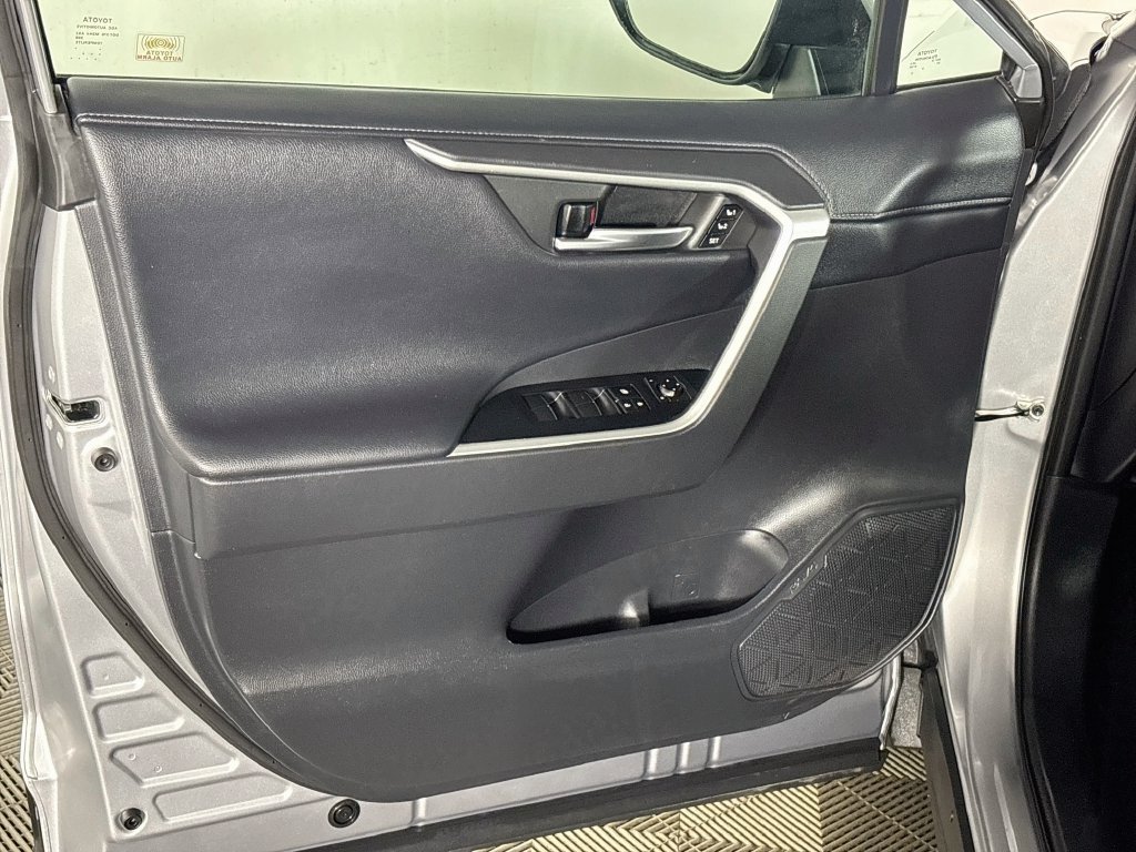 Used 2019 Toyota RAV4 Limited FWD image 10
