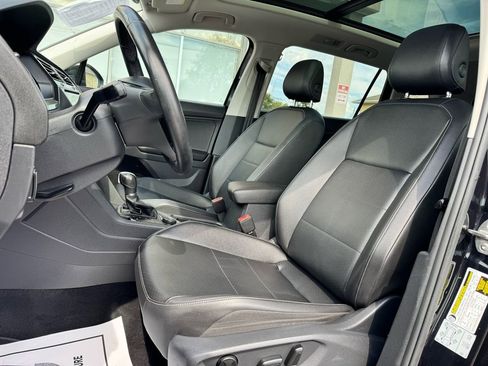 Used 2018 Volkswagen Tiguan SE w/ Panoramic Sunroof Package image 16