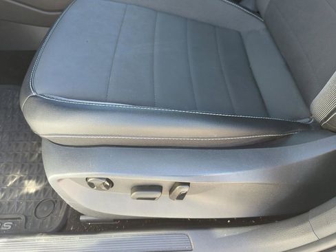 Used 2023 Volkswagen Taos SE w/ Panoramic Sunroof Package FWD image 30