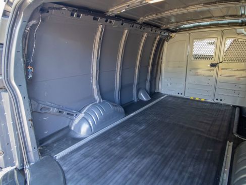 Used 2014 Chevrolet Express 2500 image 29