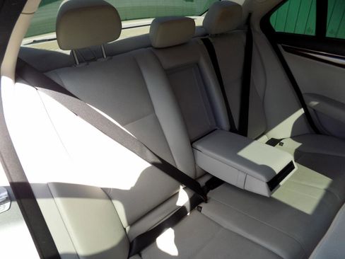 Used 2011 Mercedes-Benz C 300 Luxury image 13