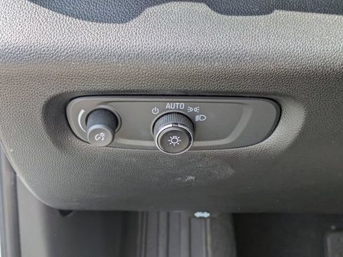 Used 2022 Chevrolet Traverse LT FWD image 17