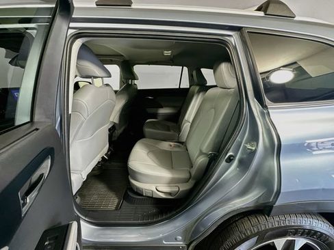 Used 2023 Toyota Highlander XLE AWD/4WD image 22