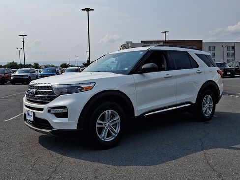 Certified 2023 Ford Explorer XLT w/ Equipment Group 202A AWD/4WD image 3