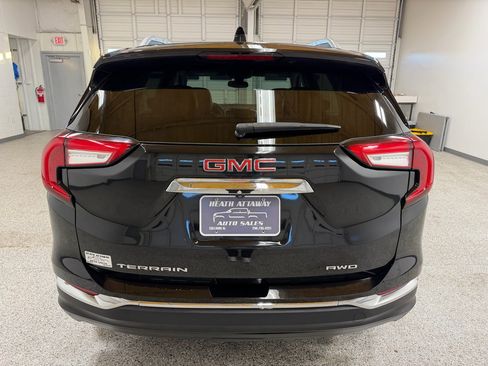 Used 2024 GMC Terrain SLT image 3