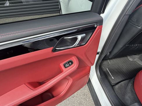 Certified 2023 Porsche Macan S image 17