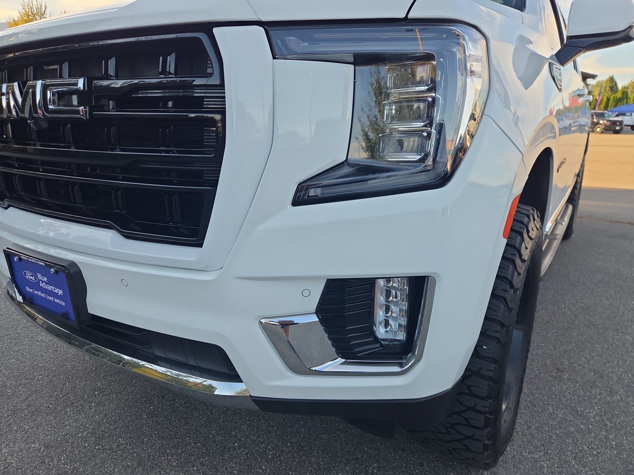 Used 2022 GMC Yukon XL SLT w/ SLT Luxury Package AWD/4WD image 3