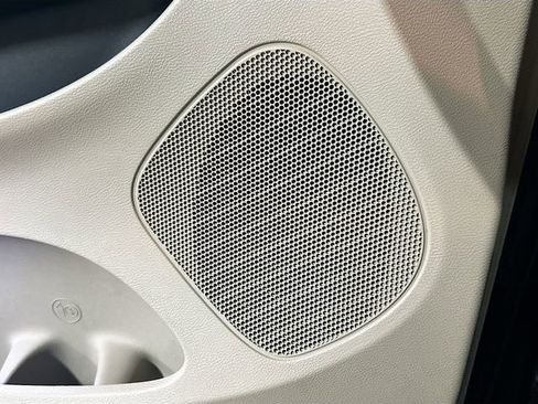 Used 2018 Dodge Grand Caravan SXT image 19