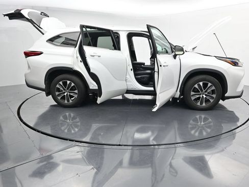Used 2023 Toyota Highlander XLE AWD/4WD image 39
