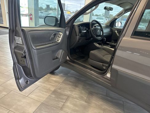 Used 2006 MAZDA Tribute I image 25