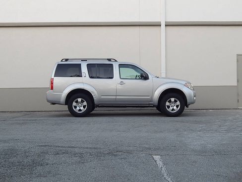 Used 2008 Nissan Pathfinder S image 2