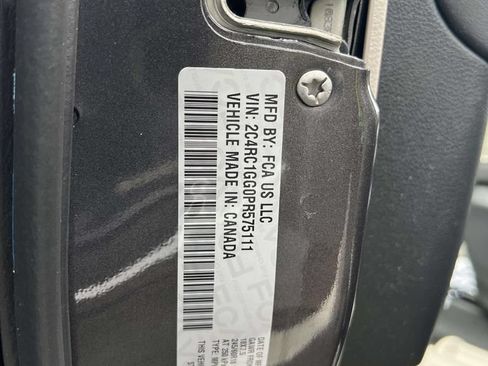 Used 2023 Chrysler Pacifica Limited FWD image 17