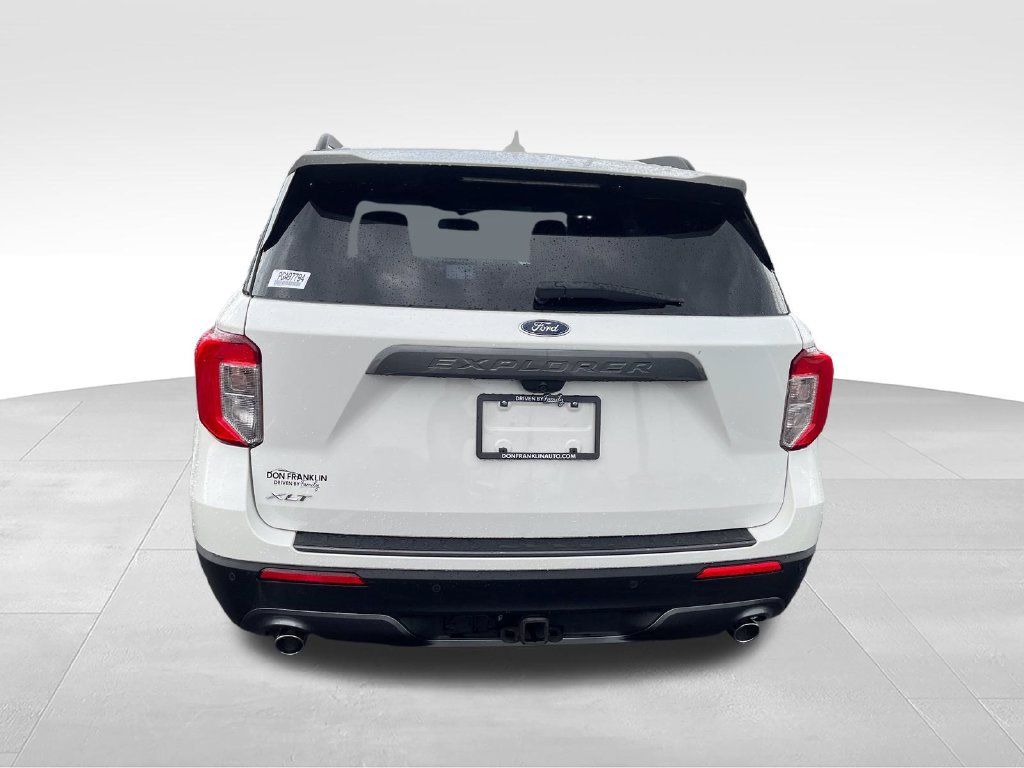 Used 2023 Ford Explorer XLT w/ Equipment Group 202A RWD image 4