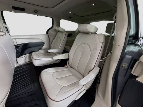 Used 2020 Chrysler Pacifica Limited FWD image 25