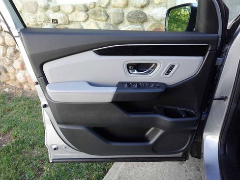 Certified 2025 Honda Pilot Touring image 10